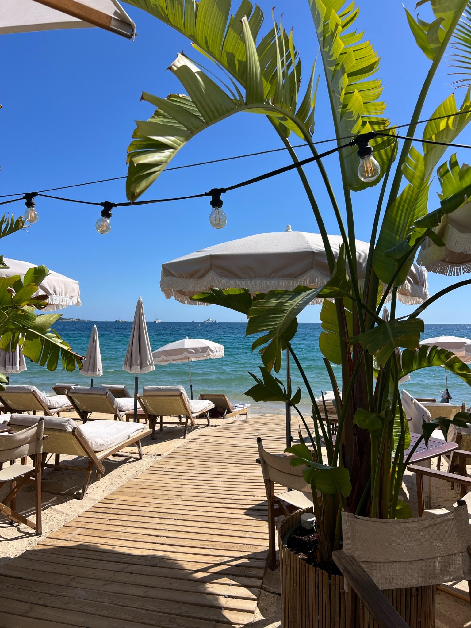 Hydra Beach - vue plage et transats